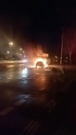 İstanbul- Maltepe'de seyir halindeki otomobil alev alev yandı