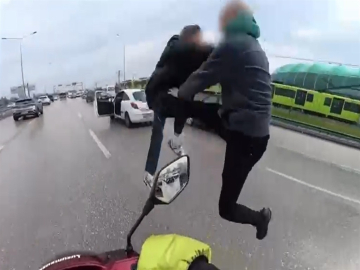 Trafikte tekme- yumruk kavga eden sürücülerin ehliyetlerine el konuldu