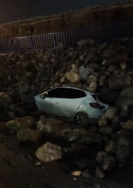 Hatay’da istinat duvarı park halindeki araçların üstüne devrildi