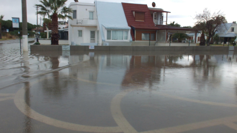 Burhaniye'de sağanak; yollar göle döndü, evlerin bodrum katlarını su bastı