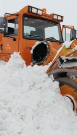Karayolları kar küreme aracına çığ düştü, operatör sağ kurtarıldı