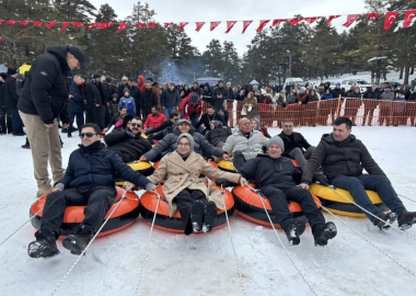 Yaylada kış festivali; ekskavatörle kayak yaptılar