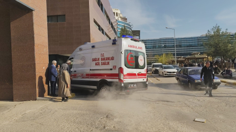 Evde çıkan yangında çift öldü, 2 kişi dumandan etkilendi (2)