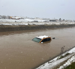 Su kanalına uçan otomobilin sürücüsü aranıyor