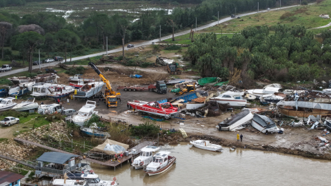 Antalya'da hortum sonrası enkaz kaldırılıyor; su ise çekilmedi