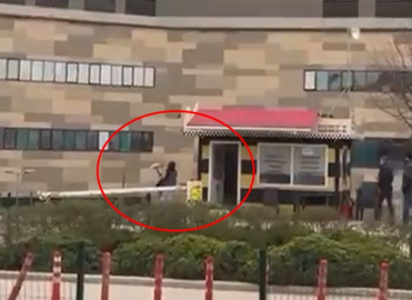 Taksiye binemeyen kadın, durak camlarını kırdı: O anlar kamerada