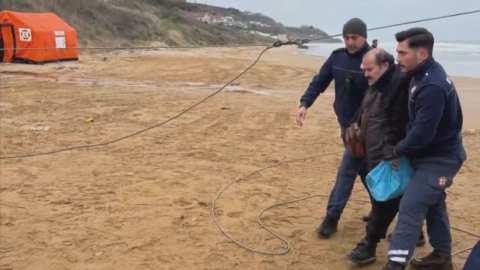İstanbul - Sarıyer'de karaya oturan gemide tahliye talebinde bulunan kaptan kurtarıldı