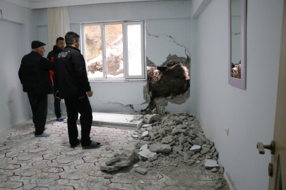 Dağdan kopan kaya parçası evin duvarını delip, yatak odasına girdi (2)