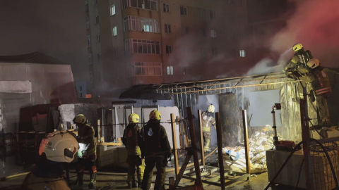 İstanbul- Ataşehir'de mermer atölyesindeki konteynerde yangın: 2 kişi dumandan etkilendi / Geniş haber
