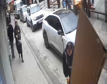 Reklam tabelası şiddetli rüzgarda temizlik işçisinin başına düştü; o anlar kamerada