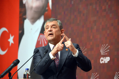 Özgür Özel, Kahramanmaraş’ta depremde ölenlerin mezarlarını ziyaret etti (2)