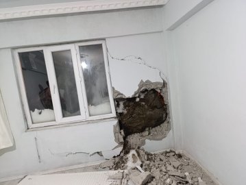 Dağdan kopan kaya parçası evin duvarını delip, yatak odasına girdi