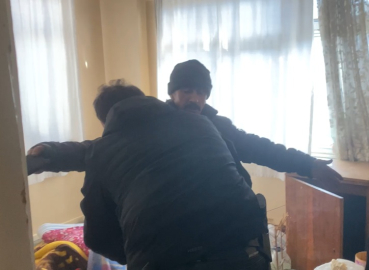 Cezaevinden çıktıktan sonra balkondan girdiği evde yaşayan şüpheliye polis baskını