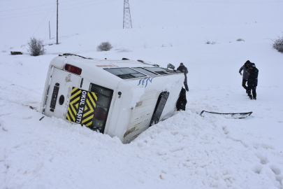 Öğrenci servis minibüsü devrildi: 14 yaralı