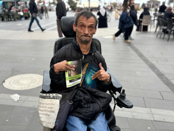 Yüzde 90 bedensel engelli, tek eliyle 3 kitap yazdı