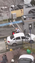 İstanbul- Kadıköy’de yol verme tartışmasında otomobilin aynasını kırdı