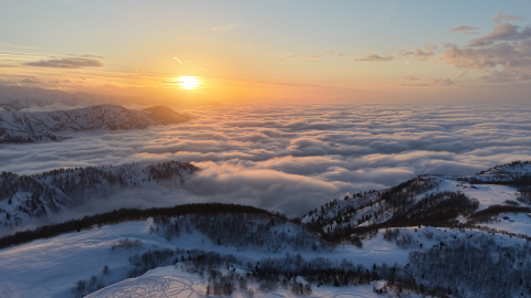 Deniz manzaralı yaylada bulutların eşsiz görüntüsü