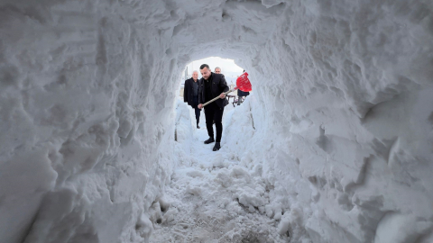 Yüksekova'da esnaf dükkanının önüne kardan tünel açtı