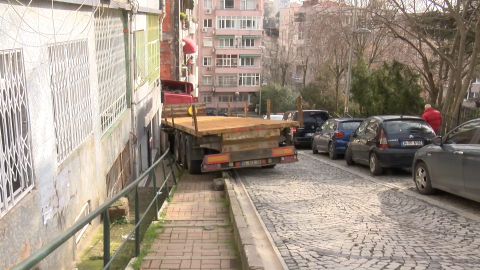 İstanbul - Beşiktaş’ta yokuştan kayan TIR binanın duvarına çarptı