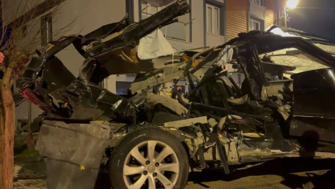 İstanbul- Sultanbeyli'de otomobil park halindeki 4 araca ve iş yerine çarptı