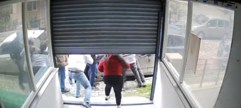 İstanbul- Avcılar'da iş yerinde taciz iddiası; esnaf darbetti