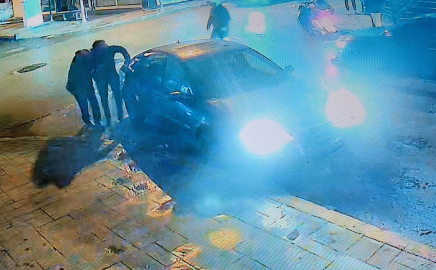 Çarptığı motosiklet sürücüsünü otomobiliyle hastaneye götürdü; o anlar kamerada