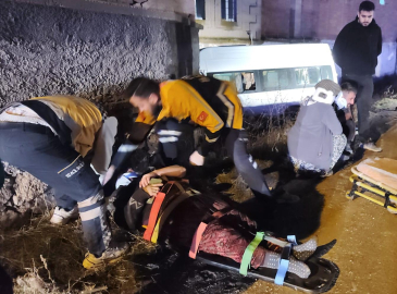 Tarım işçilerini taşıyan minibüs, bahçe duvara çarptı: 2’si ağır, 14 yaralı