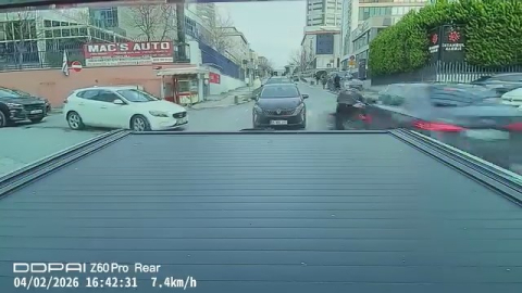 İstanbul - Ataşehir’de caddede ilerleyen otomobil ara sokaktan çıkan motosikletliye çarptı