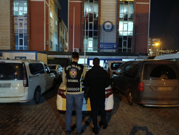 İstanbul - Büyükçekmece'de tartıştığı kişinin aracına saldıran şüpheli yakalandı