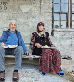 1 gün arayla ölen 56 yıllık çift yan yana toprağa verildi