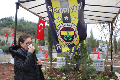 Fenerbahçe bayrakları asılan mezarlıkta ağabeyini andı; enkazdan boynunda takımının atkısıyla çıktı / Ek fotoğraflar