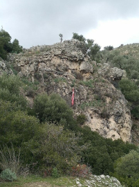 Kayalıklara takılan Türk bayrağını tereddüt etmeden kurtardı