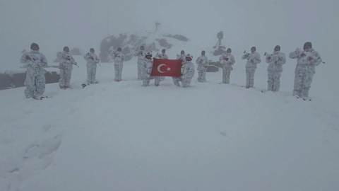 Hayırseverlerin ördüğü 200 bere, Mehmetçik’e teslim edildi