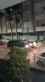 Camlarını kırdığı otomobile ışıklı çiçek buketi fırlattı; o anlar kamerada