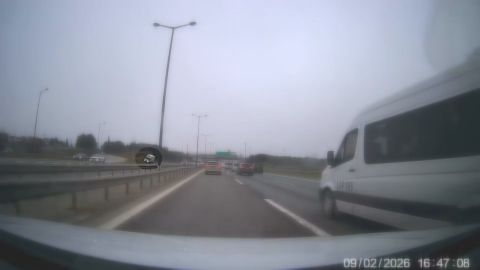 İstanbul - Sancaktepe'de kamyonet, polis aracına çarptı; kaza kamerada