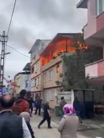 Bursa’da 3 katlı binanın çatı katında çıkan yangın söndürüldü