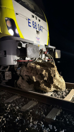 Savaştepe'de yolcu treninin lokomotifi, düşen kaya nedeniyle raydan çıktı