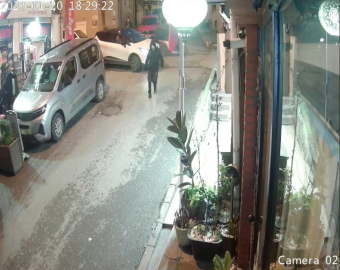 İstanbul-Beyoğlu'nda boynunda bıçak yarasıyla yere yığıldı; hastanede kendine gelince 'kendim yaptım' dedi