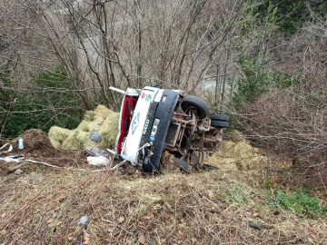 Kastamonu'da saman yüklü kamyon devrildi: 2 yaralı
