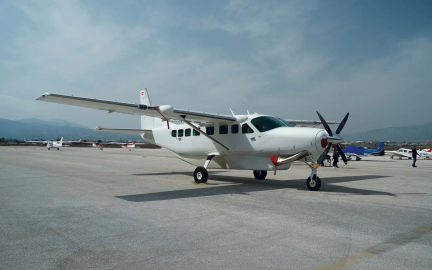 Endonezya'da uçağa silahlı saldırı: 2 ölü