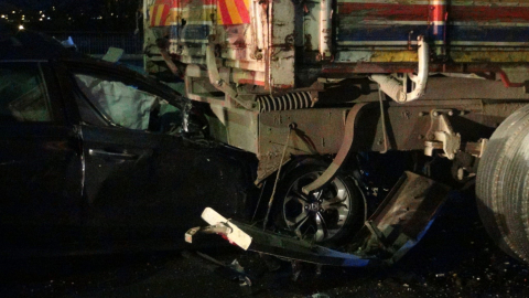 İstanbul - Silivri'de seyir halindeyken tekeri kopan otomobil kamyona çarptı; sürücü yaralandı