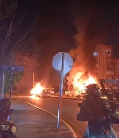 Tartıştığı kız arkadaşı ile annesinin araçlarını kundakladı; olay anı kamerada