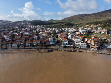 İzmir Foça'da sağanak; dereler taştı, denizin rengi değişti