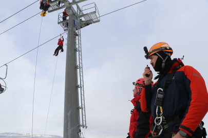 Van’da 150 kişilik ekiple gerçeği aratmayan 'çığ tatbikatı'