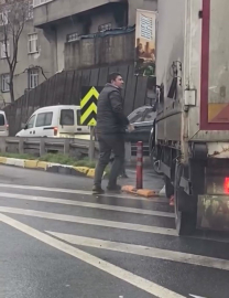 İstanbul- Küçükçekmece’de trafikte 'kaynak' tartışması: Otomobil sürücüsü kamyoneti yumrukladı