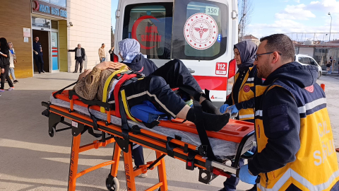 Tamir etmek istediği traktörün altında kalarak ağır yaralandı