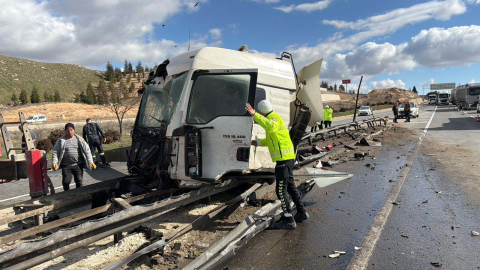 Yön tabelasına çarpan kamyonun kupası koptu