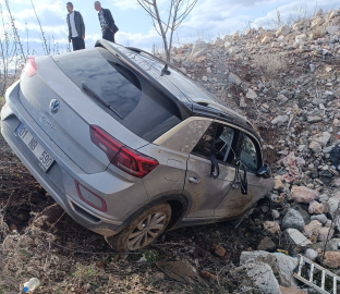 Adıyaman'da otomobil şarampole devrildi: 4 yaralı