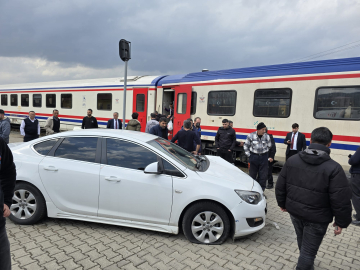 Bingöl'de yolcu treni otomobile çarptı: 3 yaralı