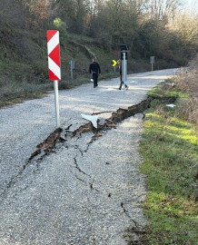 Balıkesir’de heyelanda mahalle yolu ulaşıma kapandı
